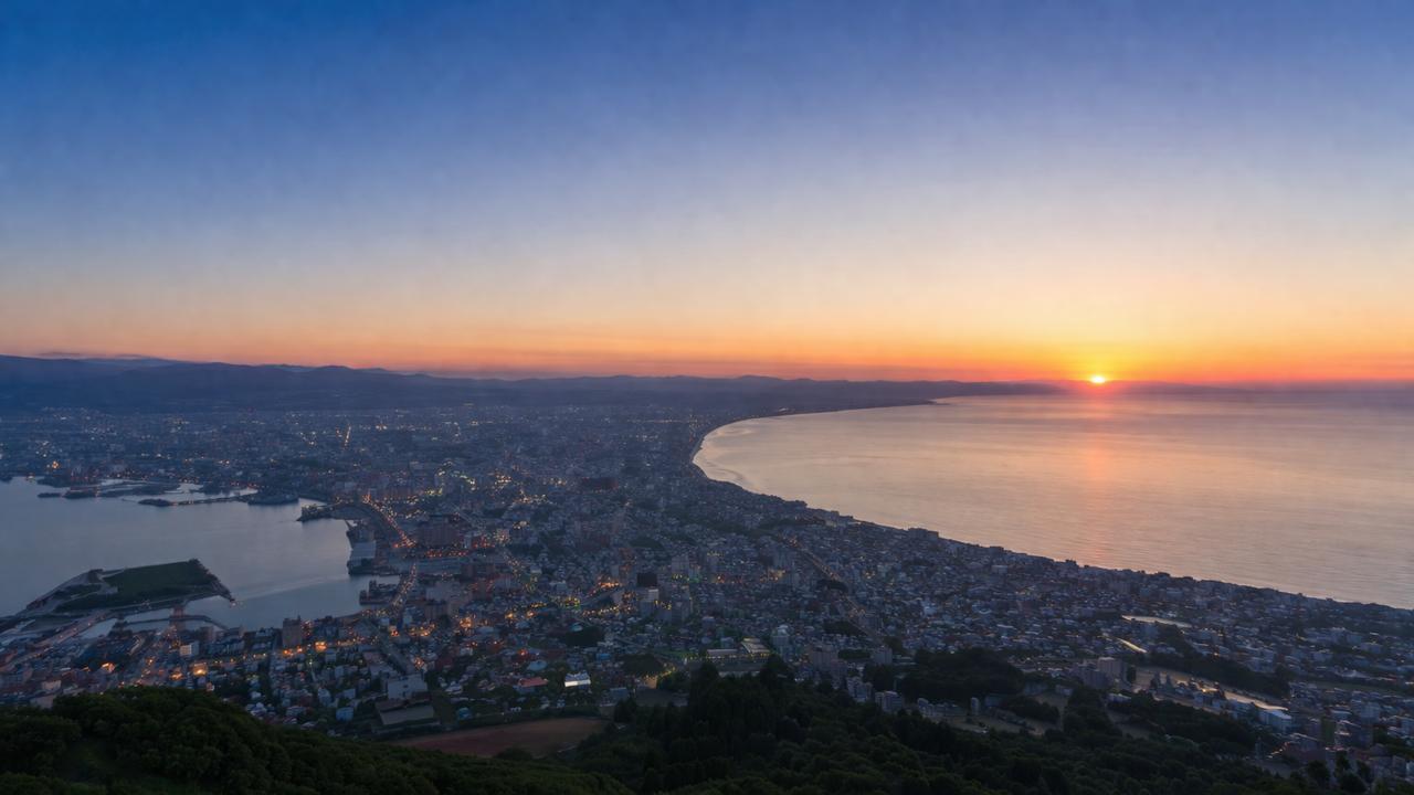 函館山の高台から見下ろす函館の朝焼け