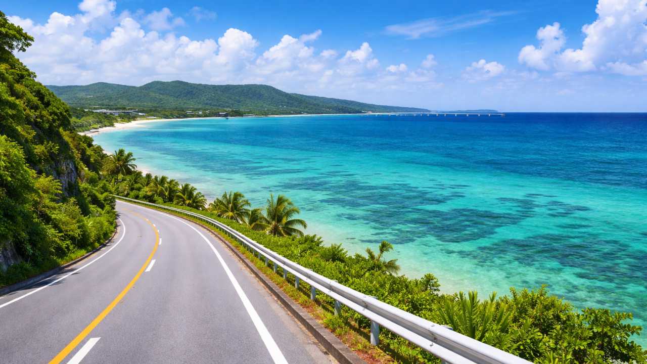 北部ドライブを連想させる道路と海の写真