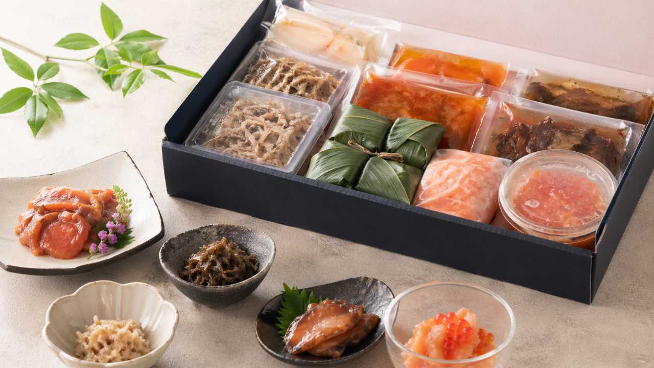 配送箱と小分けされた海産加工品を並べたお取り寄せイメージ