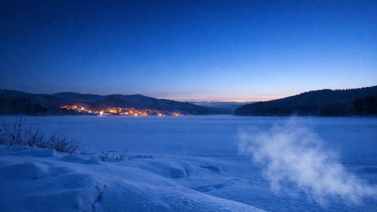北海道の内陸部にある極寒の冬景色、夜明け前の青い空気