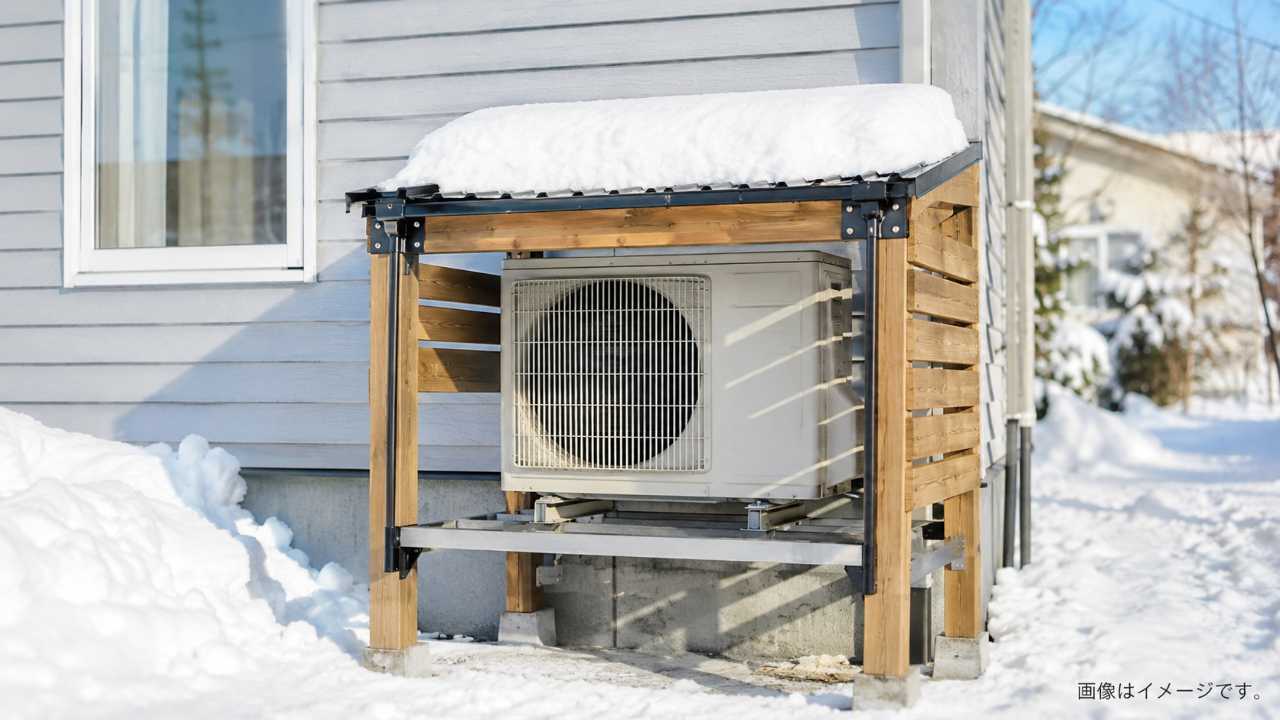 北海道の雪景色の住宅外観、エアコン室外機にDIYの雪よけカバーが設置されている