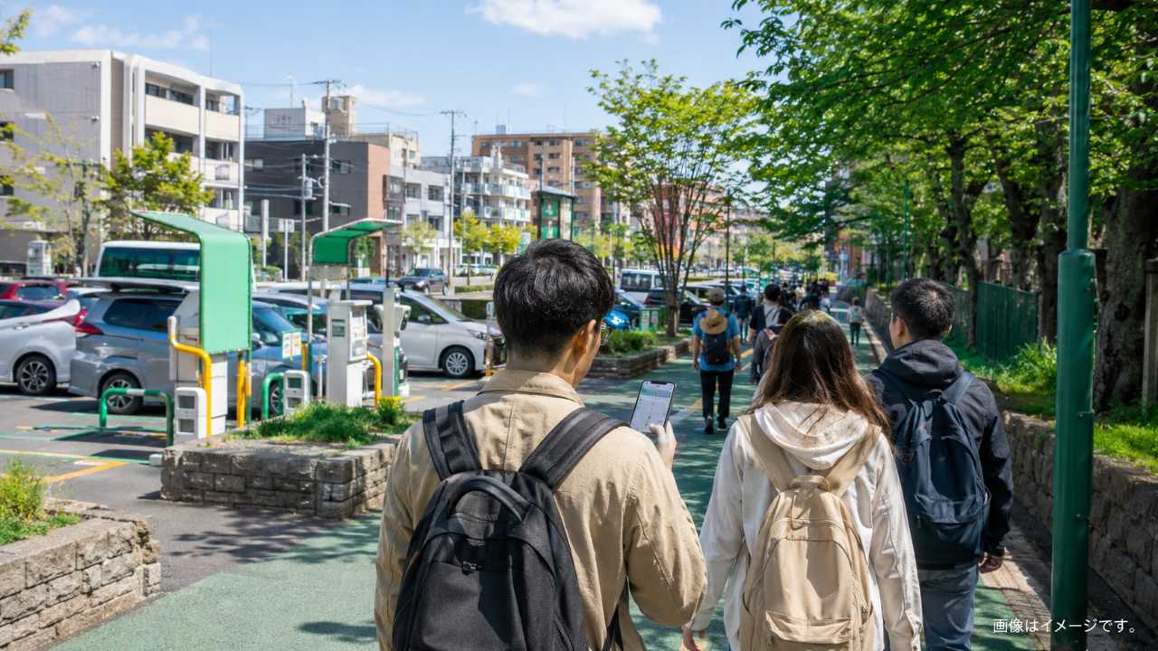 円山公園駅周辺のコインパーキングから円山動物園へ歩く観光客のイメージ