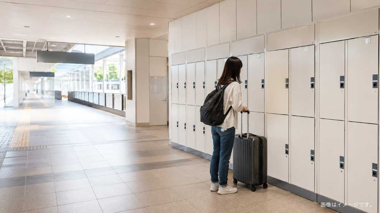 北広島駅の改札外通路をイメージした明るい駅構内、コインロッカーを確認する旅行者