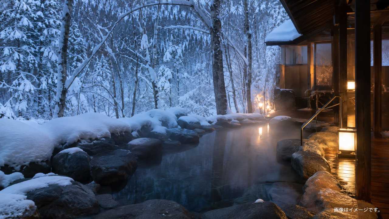 ニセコの森に佇む隠れ宿、木々に囲まれたプライベート露天風呂、冬の白い雪と温泉の湯気