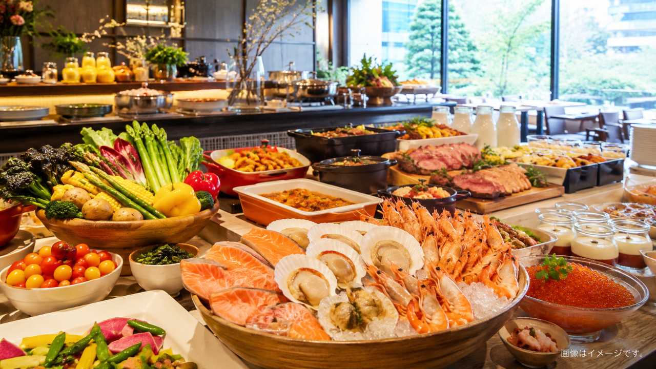 札幌のホテルビュッフェをイメージした実写風写真。明るいレストランに海鮮、道産野菜、肉料理、スープ、乳製品