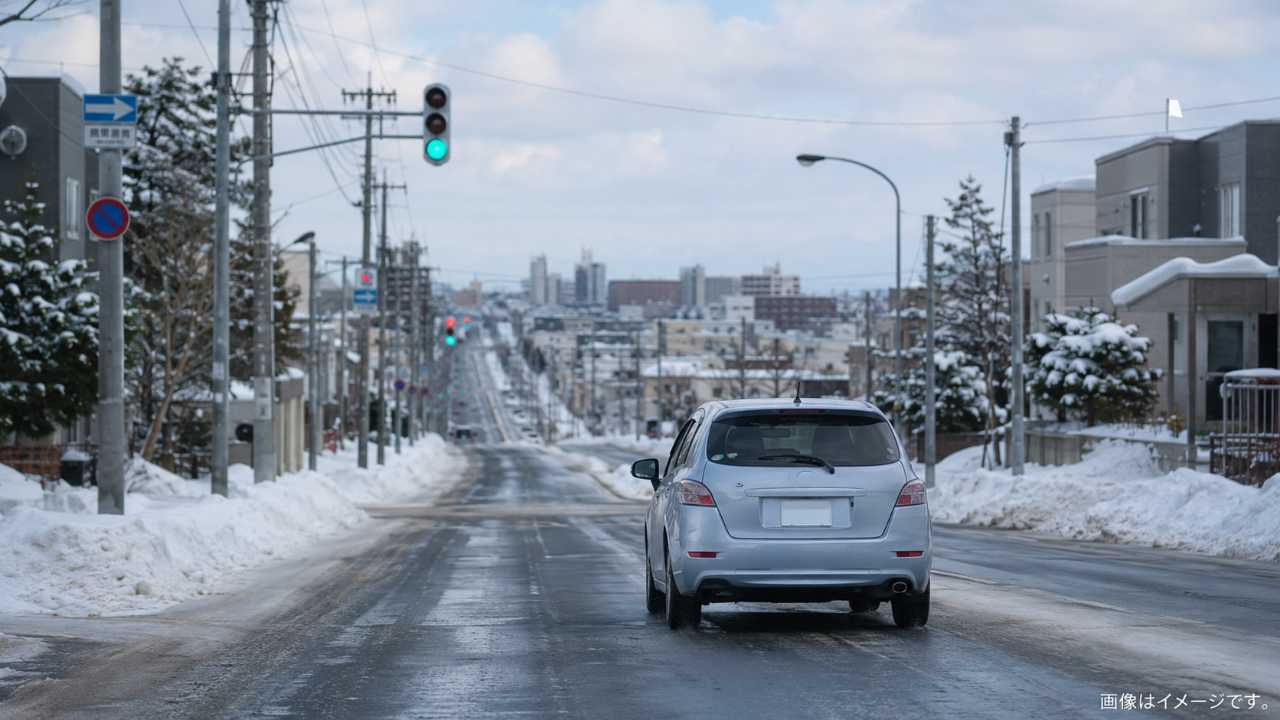 冬の札幌近郊を走るハイブリッド車の街乗りイメージ