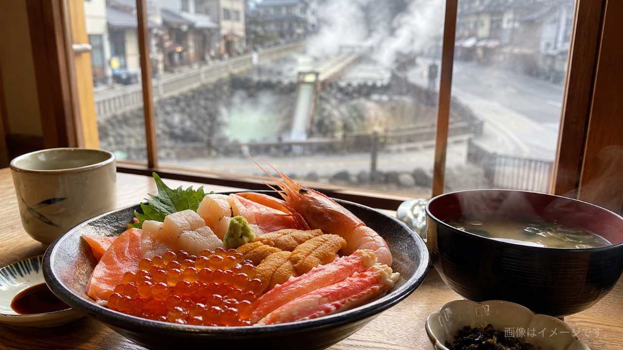 登別温泉街の食事処で北海道の海鮮ランチを楽しむテーブル風景