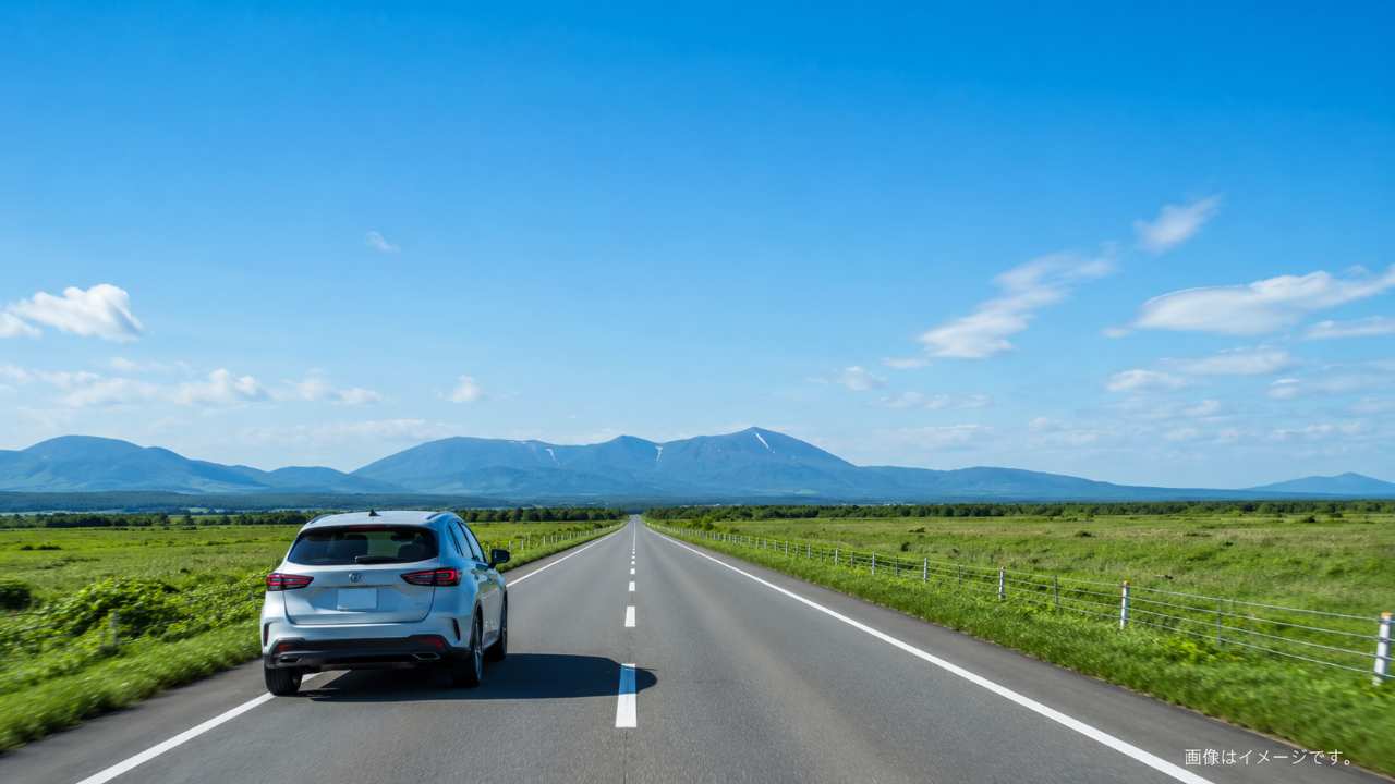 北海道の広い直線道路を乗用車が走る写真風画像