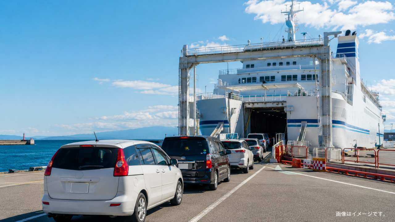北海道へ向かう大型フェリーの乗船口に、家族旅行用の乗用車が並んでいる