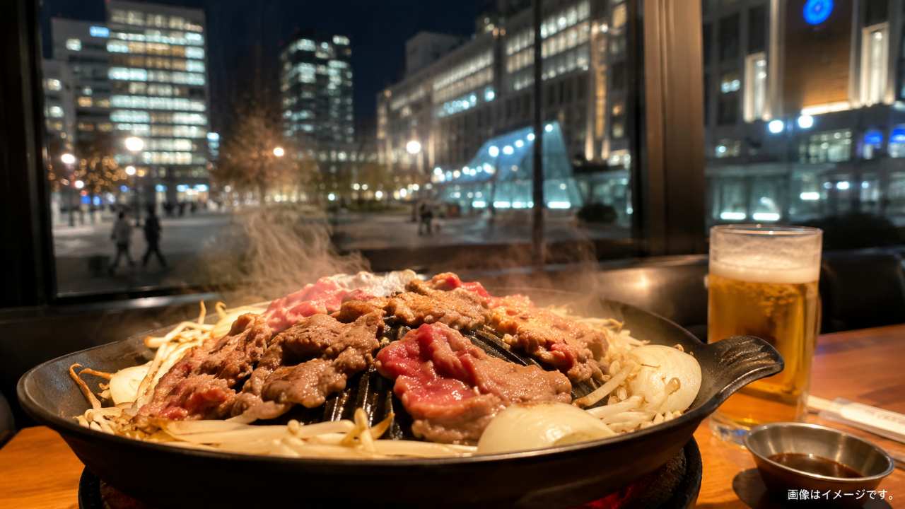 札幌駅周辺の夜景を背景に、湯気の立つジンギスカン鍋とラム肉、玉ねぎ、もやし