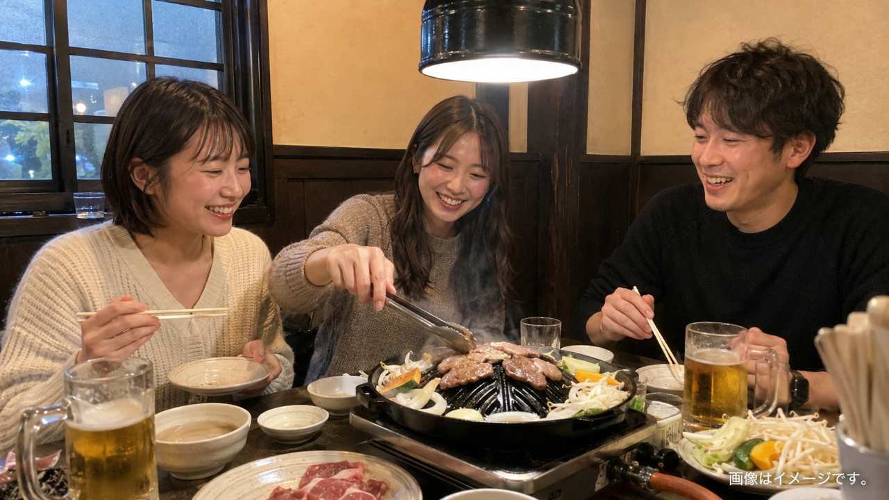 札幌旅行中のカップルや友人がジンギスカン店で食事を楽しむ