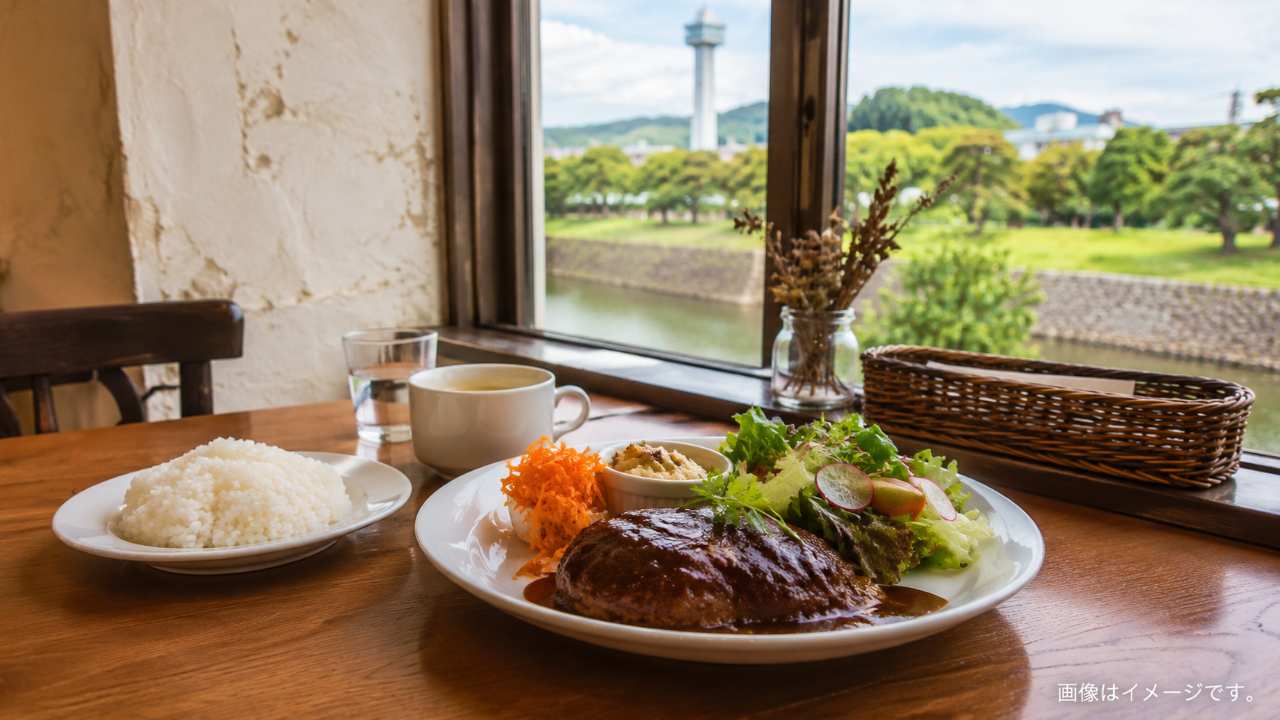 五稜郭周辺の落ち着いたカフェ風ランチ、地元感のあるテーブル、洋食プレート