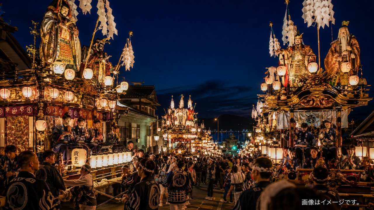 北海道江差町の歴史的な港町を舞台に、姥神大神宮渡御祭の豪華絢爛な山車が複数集まり、無数の提灯に明かりがともる夏の夜