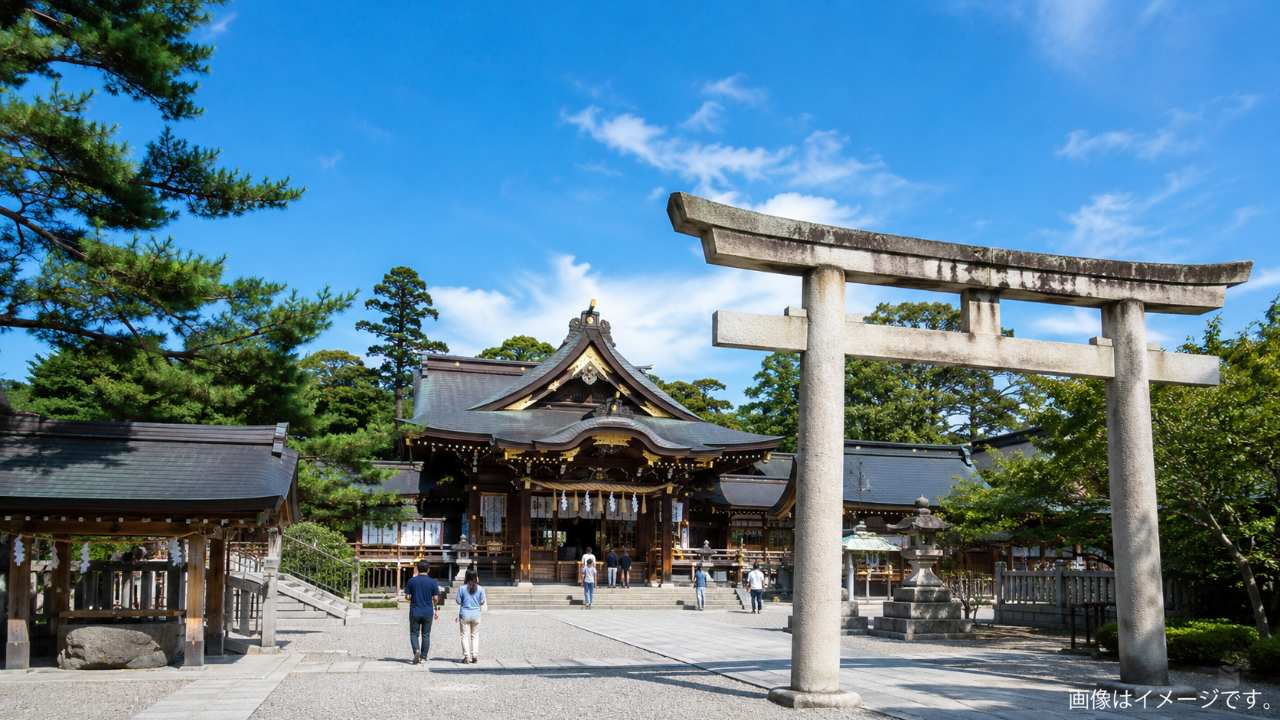 北海道江差町の姥神大神宮を夏の日中に撮影した実写写真風の風景